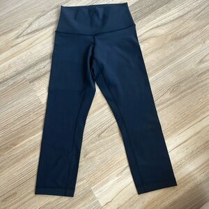 Lululemon Wunder Under Crop
Color: Black
Size: 4
